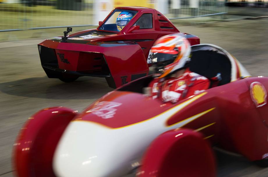 I piloti della Ferrari Fernando Alonso e Kimi Raikkonen si sfidano con le macchine ad alta efficienza energetica progettate dagli studenti del Louisiana Tech per la Shell Eco-marathon (Afp)